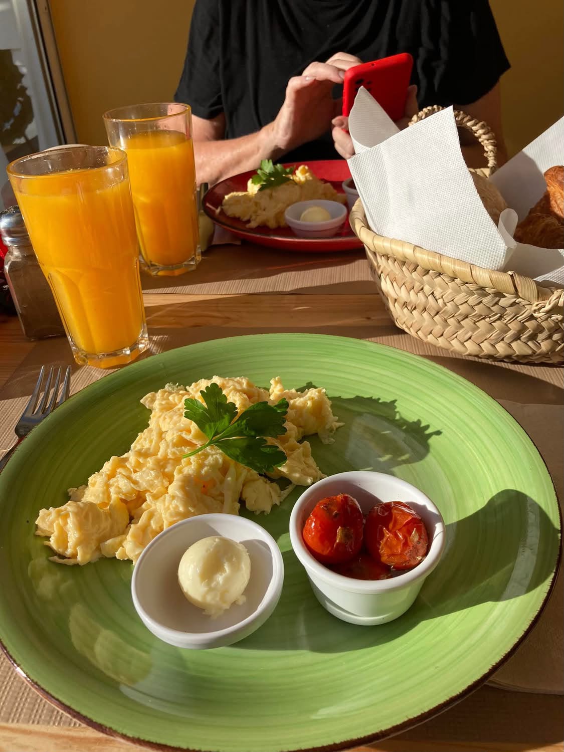 Breakfast with scrambled eggs and orange juice at Earth café in Carvoeiro